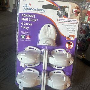 Dreambaby adhesive MAG LOCK 4 locks 1 key hidden from baby cabinets {F}